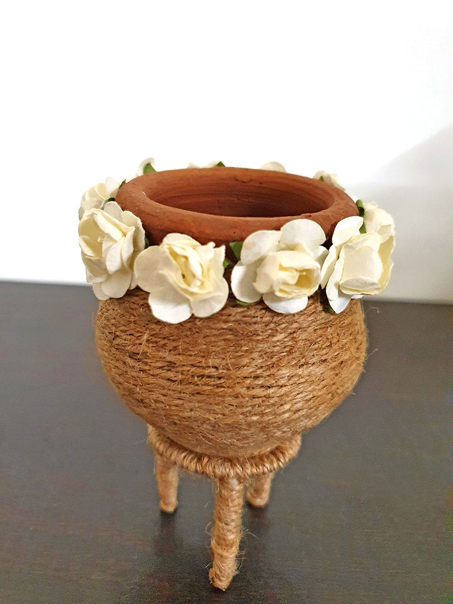 Earthen pot with Battery operated Diyas